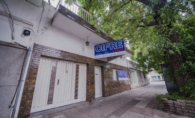 Casa de 6 ambientes en 2 plantas con 3 baños sobre lote propio de 8,66x20 con Garaje Patio Terraza