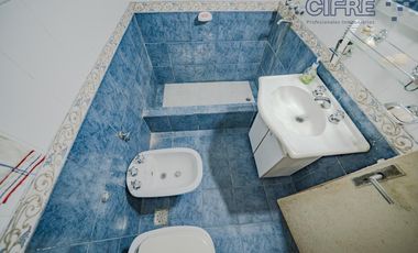 Casa de 6 ambientes en 2 plantas con 3 baños sobre lote propio de 8,66x20 con Garaje Patio Terraza