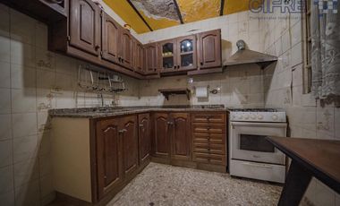 Casa de 6 ambientes en 2 plantas con 3 baños sobre lote propio de 8,66x20 con Garaje Patio Terraza