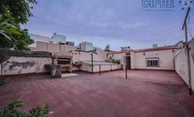 Casa de 6 ambientes en 2 plantas con 3 baños sobre lote propio de 8,66x20 con Garaje Patio Terraza