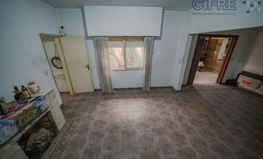 Casa de 6 ambientes en 2 plantas con 3 baños sobre lote propio de 8,66x20 con Garaje Patio Terraza