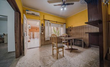 Casa de 6 ambientes en 2 plantas con 3 baños sobre lote propio de 8,66x20 con Garaje Patio Terraza