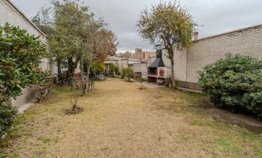 OPORTUNIDAD- Casa en venta 6ta Seccion / 3 Dorm / 2 Baño / Cochera / Patio