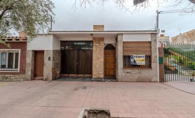 OPORTUNIDAD- Casa en venta 6ta Seccion / 3 Dorm / 2 Baño / Cochera / Patio