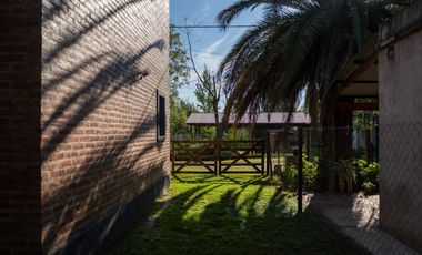 Casa de dos plantas en Salvador Maria, Lobos