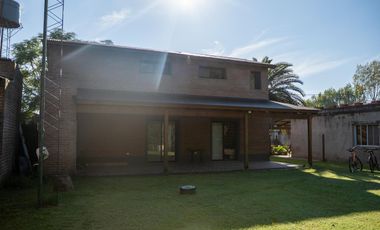 Casa de dos plantas en Salvador Maria, Lobos