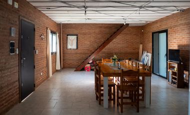 Casa de dos plantas en Salvador Maria, Lobos