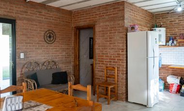 Casa de dos plantas en Salvador Maria, Lobos