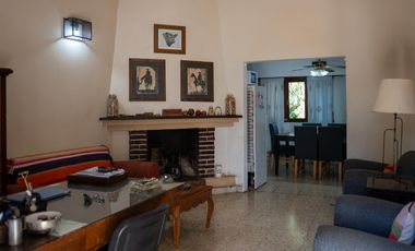 Casa de 3 habitaciones con quincho y cochera