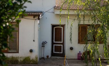 Casa de 3 habitaciones con quincho y cochera