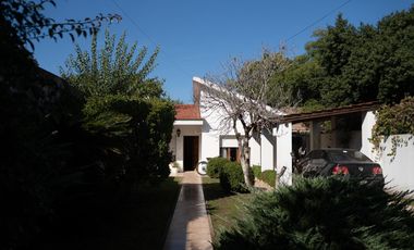 Casa de 3 habitaciones con quincho y cochera