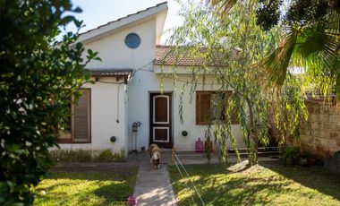 Casa de 3 habitaciones con quincho y cochera