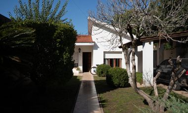 Casa de 3 habitaciones con quincho y cochera