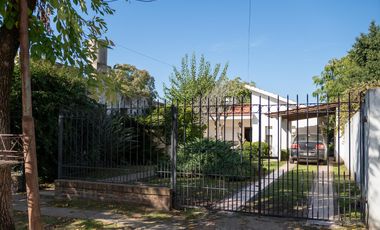 Casa de 3 habitaciones con quincho y cochera