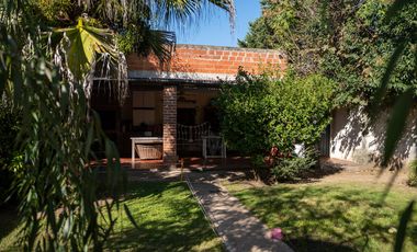 Casa de 3 habitaciones con quincho y cochera