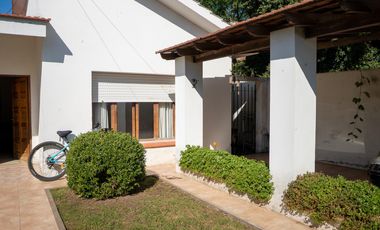 Casa de 3 habitaciones con quincho y cochera