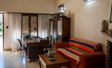 Casa de 3 habitaciones con quincho y cochera