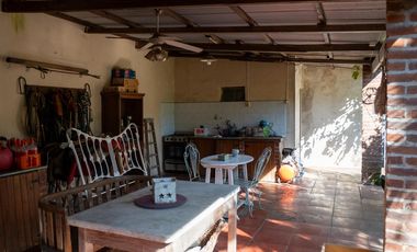 Casa de 3 habitaciones con quincho y cochera