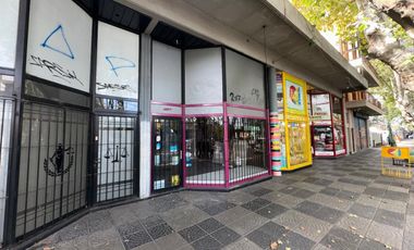 Locales en Venta en Excelente Ubicación!!! Av. Nuestras Malvinas y San Martín, Mte. Grande.-