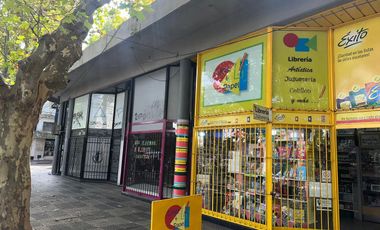 Locales en Venta en Excelente Ubicación!!! Av. Nuestras Malvinas y San Martín, Mte. Grande.-