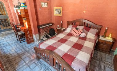 Casa 4 Dormitorios, 2 Baños y Cochera Cubierta Adyacente Capital
