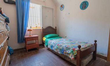 Casa 4 Dormitorios, 2 Baños y Cochera Cubierta Adyacente Capital