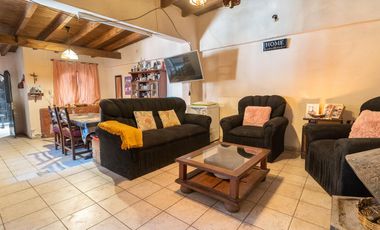 Casa 4 Dormitorios, 2 Baños y Cochera Cubierta Adyacente Capital