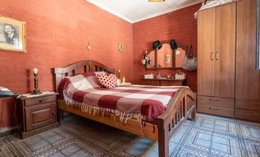 Casa 4 Dormitorios, 2 Baños y Cochera Cubierta Adyacente Capital