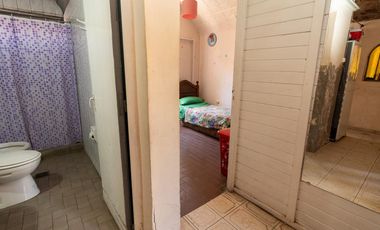 Casa 4 Dormitorios, 2 Baños y Cochera Cubierta Adyacente Capital