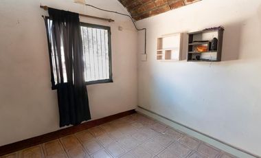 Casa 4 Dormitorios, 2 Baños y Cochera Cubierta Adyacente Capital