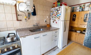 Casa 4 Dormitorios, 2 Baños y Cochera Cubierta Adyacente Capital