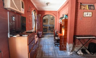 Casa 4 Dormitorios, 2 Baños y Cochera Cubierta Adyacente Capital