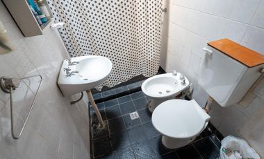 Casa 4 Dormitorios, 2 Baños y Cochera Cubierta Adyacente Capital