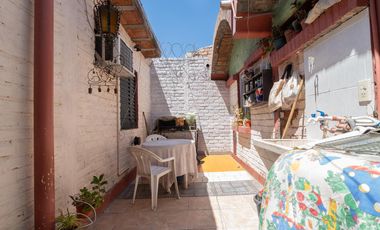 Casa 4 Dormitorios, 2 Baños y Cochera Cubierta Adyacente Capital