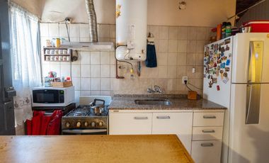 Casa 4 Dormitorios, 2 Baños y Cochera Cubierta Adyacente Capital