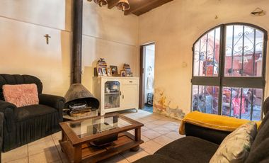 Casa 4 Dormitorios, 2 Baños y Cochera Cubierta Adyacente Capital