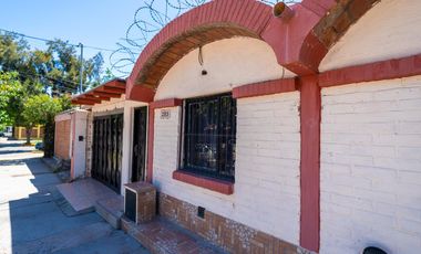 Casa 4 Dormitorios, 2 Baños y Cochera Cubierta Adyacente Capital