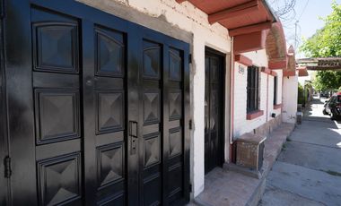 Casa 4 Dormitorios, 2 Baños y Cochera Cubierta Adyacente Capital