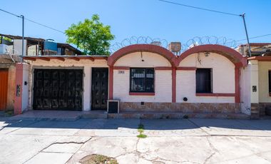 Casa 4 Dormitorios, 2 Baños y Cochera Cubierta Adyacente Capital