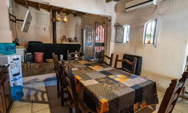Casa 4 Dormitorios, 2 Baños y Cochera Cubierta Adyacente Capital
