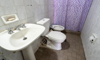 Casa 4 Dormitorios, 2 Baños y Cochera Cubierta Adyacente Capital