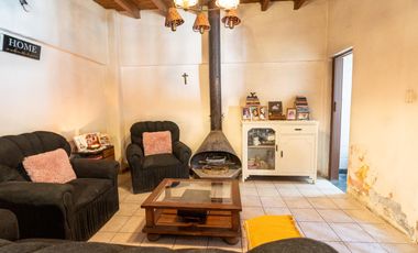 Casa 4 Dormitorios, 2 Baños y Cochera Cubierta Adyacente Capital