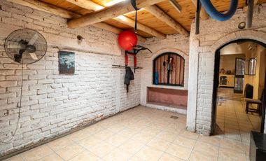 Casa 4 Dormitorios, 2 Baños y Cochera Cubierta Adyacente Capital