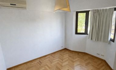 Departamento en Alquiler 3 Ambientes en Lateral en Martínez con Cochera Cubierta y Balcón