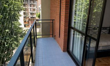 Departamento en Alquiler 3 Ambientes en Lateral en Martínez con Cochera Cubierta y Balcón