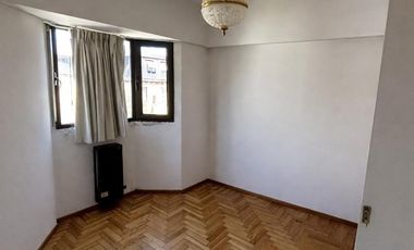 Departamento en Alquiler 3 Ambientes en Lateral en Martínez con Cochera Cubierta y Balcón