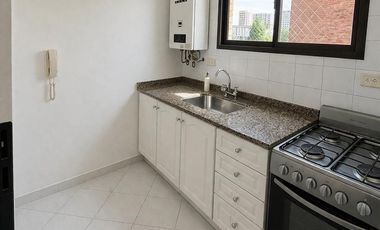 Departamento en Alquiler 3 Ambientes en Lateral en Martínez con Cochera Cubierta y Balcón