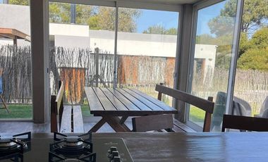 Duplex en venta en Las Gaviotas, 4 amb con jardín, pileta y cochera