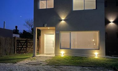Duplex en venta en Las Gaviotas, 4 amb con jardín, pileta y cochera