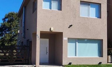 Duplex en venta en Las Gaviotas, 4 amb con jardín, pileta y cochera